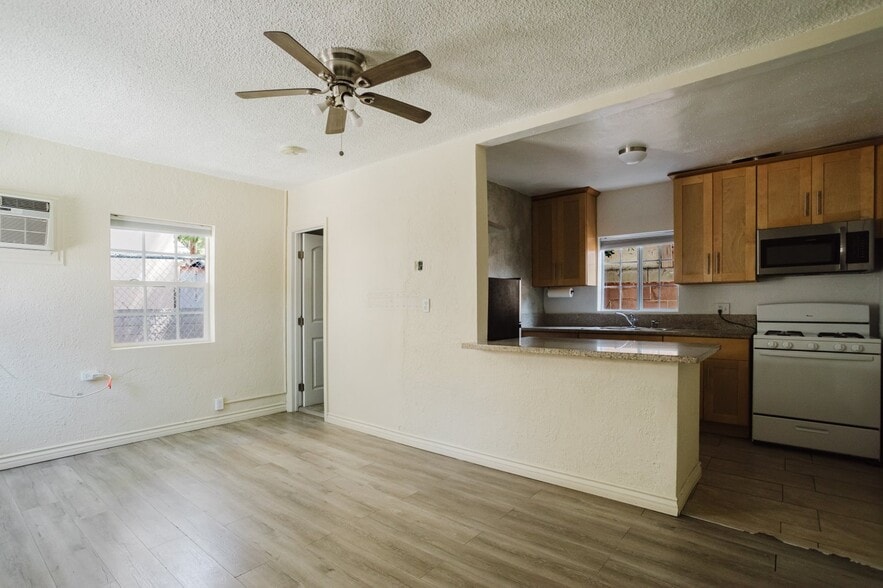 Building Photo - 5630 1/2 Craner Ave