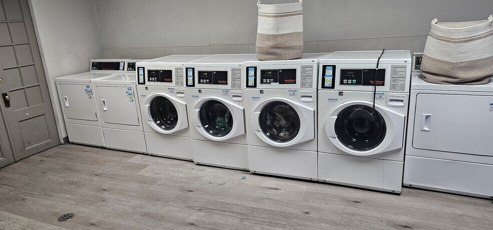 Building Photo - 429 W Wellington Ave