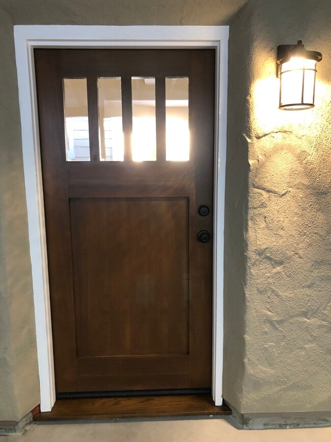 Building Photo - 2806 Ocean Dr