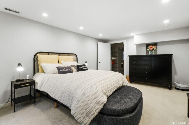 Building Photo - 3242 Washington St