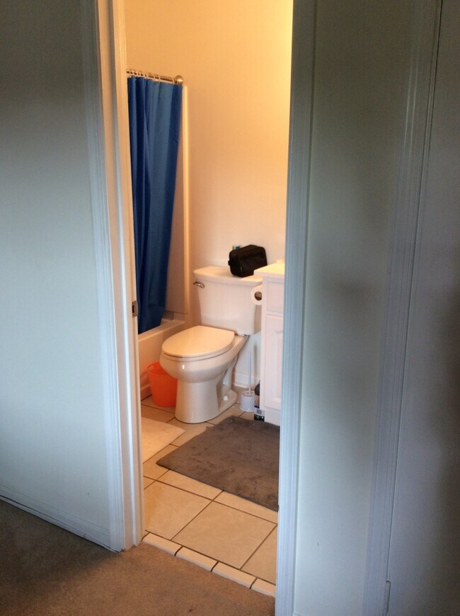 Building Photo - Spacious Townhouse Recently Updated