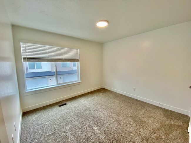 Building Photo - 428 W 40 S