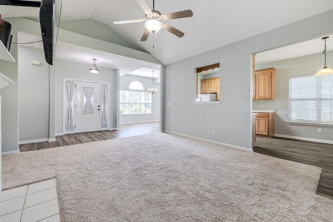 Building Photo - Spacious 3 Bed, 2 Bath Home with Large Bon...