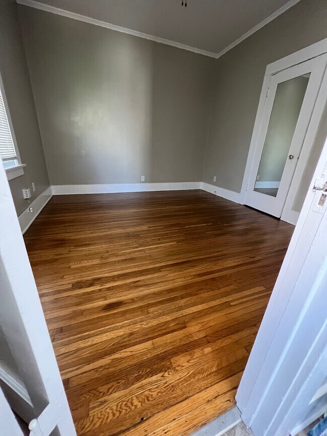Bedroom from washroom entrance - 1642 La Fayette Rd