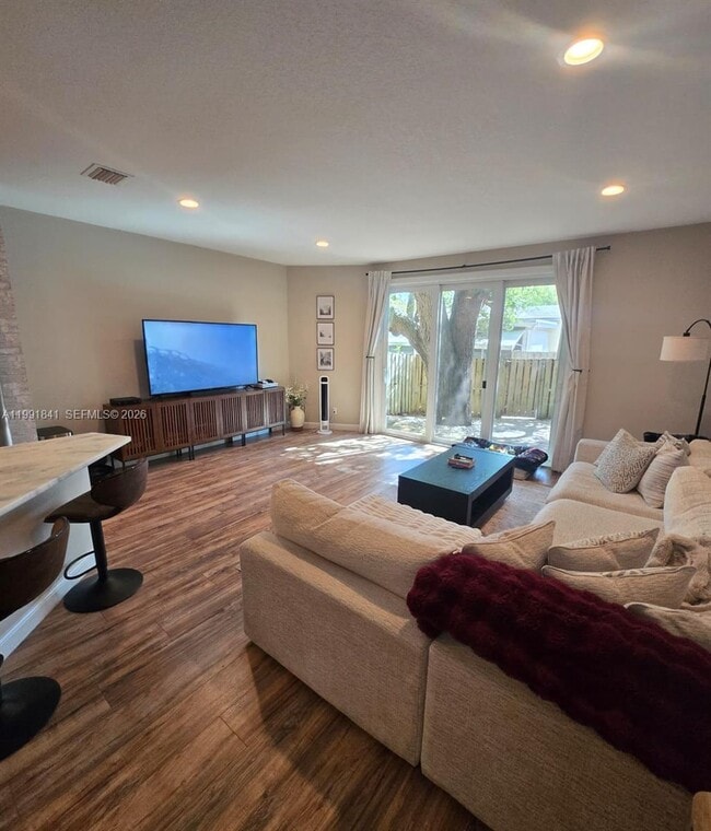 Building Photo - 806 SE 14th St