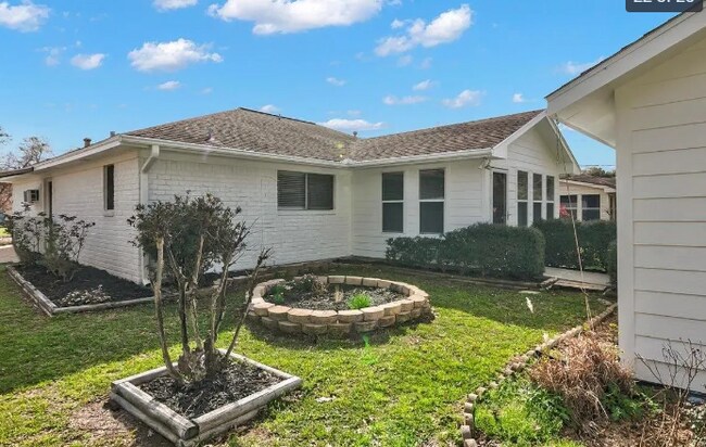 Building Photo - 108 Sparrow Way