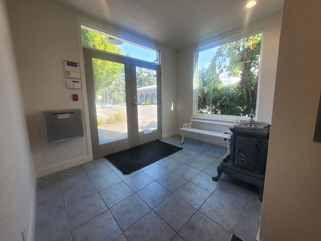 Building Photo - Spacious and Updated 1 Bedroom - H street 2C