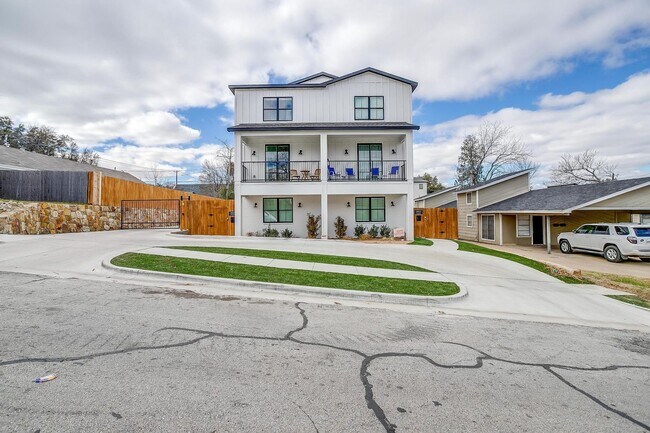 Building Photo - 2834 Wayside Ave