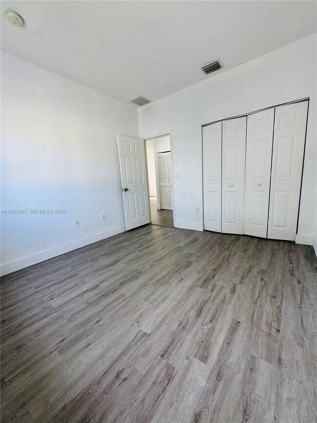 Building Photo - 364 NE 25th Pl