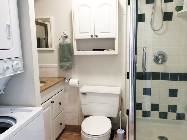 Building Photo - 1 Bedroom, 1 Bath Condo in the Heart of Waikiki – $2500/month