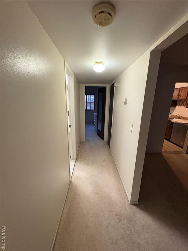 Building Photo - Beautiful Condo in Rochester Hills