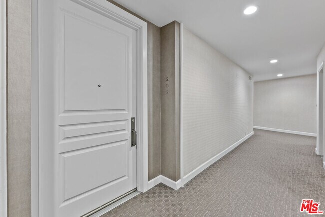 Building Photo - 809 S Bundy Dr