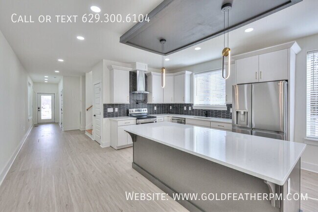 Building Photo - 402 E Trinity Ln