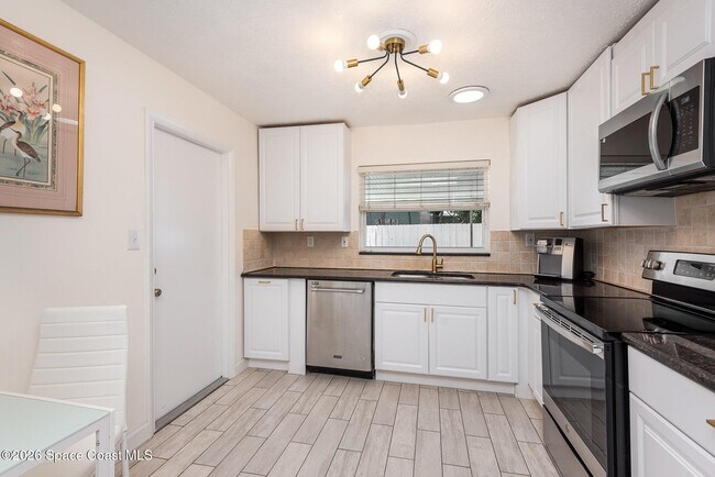 Building Photo - 705 3rd Ave