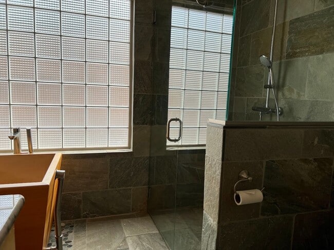 Building Photo - Great spacious 3-bedroom residence