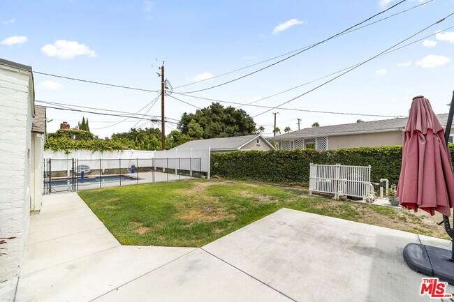 Building Photo - 724 N Lincoln St