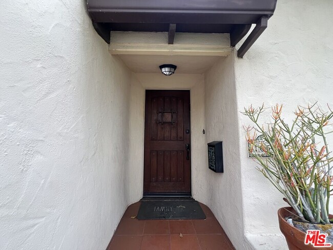 Building Photo - 1650 S Crest Dr