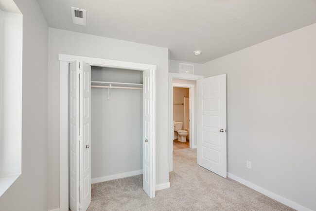 Building Photo - Brand New Townhome!
