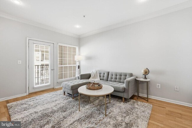 Building Photo - 4852 Eisenhower Ave