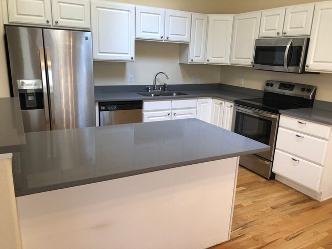 Building Photo - Bright and Open 3 Bed 3 Bath Townhome in Gated Peak View Villas