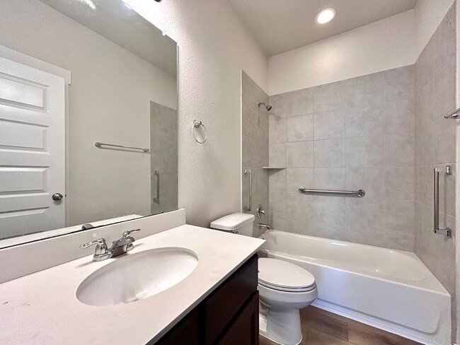 Building Photo - Spacious 3-Bed, 2-Bath Home with 2-Car Gar...