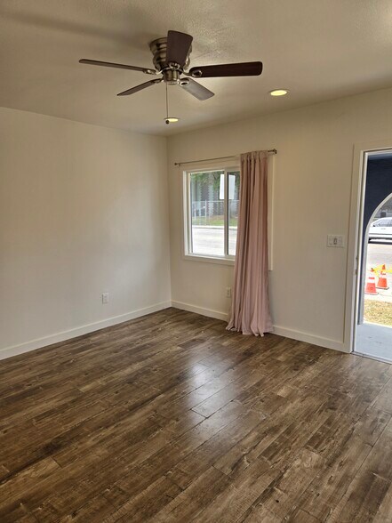 Building Photo - 5700 S Van Ness Ave