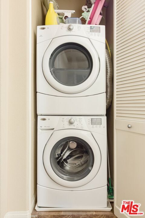 Building Photo - 48613 Classic Dr