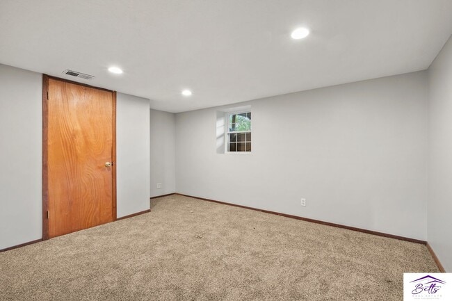 Building Photo - RENTAL PENDING