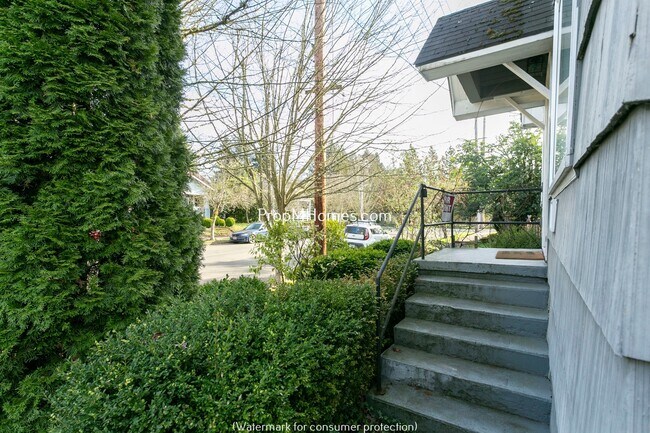 Building Photo - Classic Two Bedroom Bungalow In The Heart Of Sellwood!