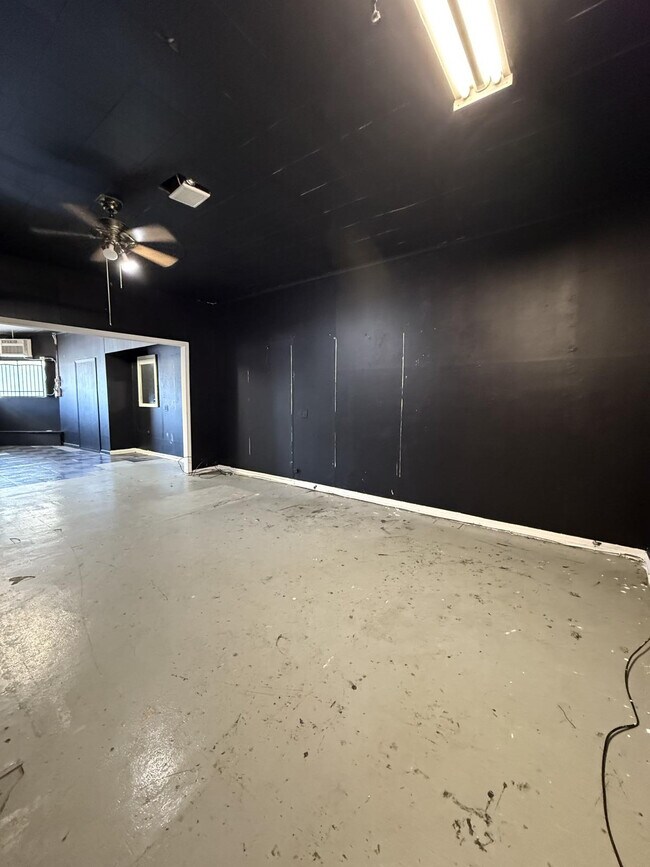 Building Photo - 1302 N Raguet St