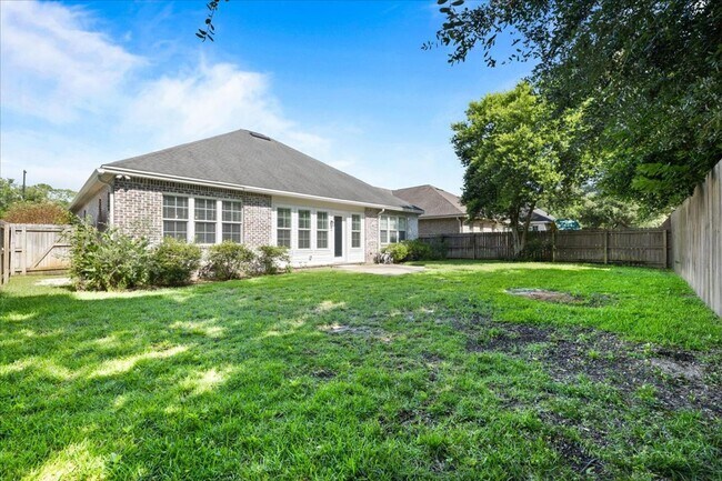 Building Photo - 4 Bedroom in Niceville!