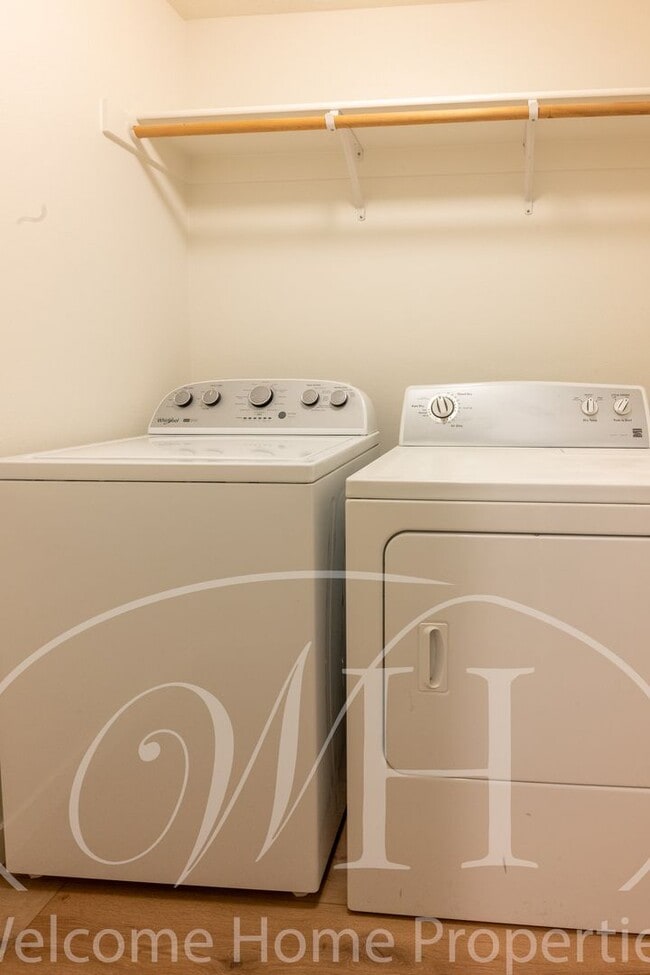 Building Photo - Single Story 3 Bedroom Home with Gas Fireplace and Covered Patio