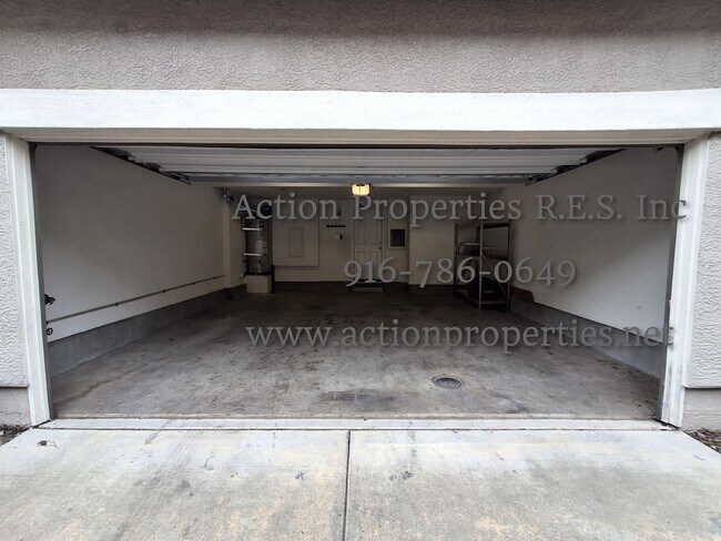 Building Photo - Stunning Townhome.  - 2 Stories - 3 Bed, 2.5 Bath, 2 Car Garage - Nearby Trails!