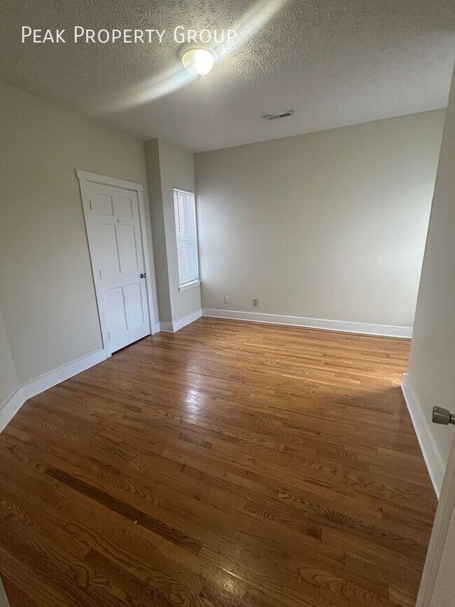 Building Photo - 1371 Summit St