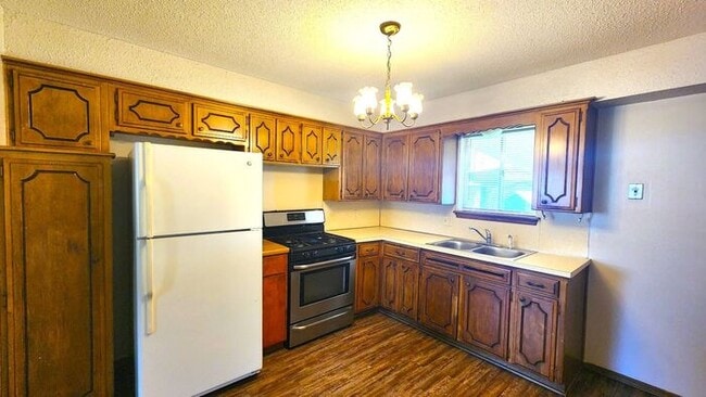 Building Photo - 3 Bed 1 Bath 1 Car Garage in the Leonhardt...