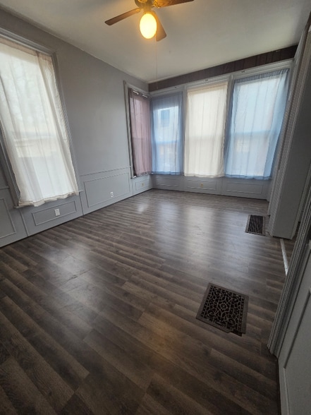 Building Photo - 332 De Soto St