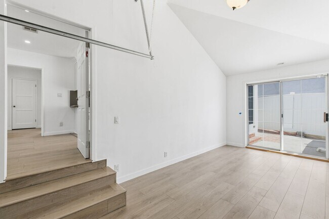 Building Photo - Beautiful modern 3 Bed + 2 Bath House + Den/Office & Backyard