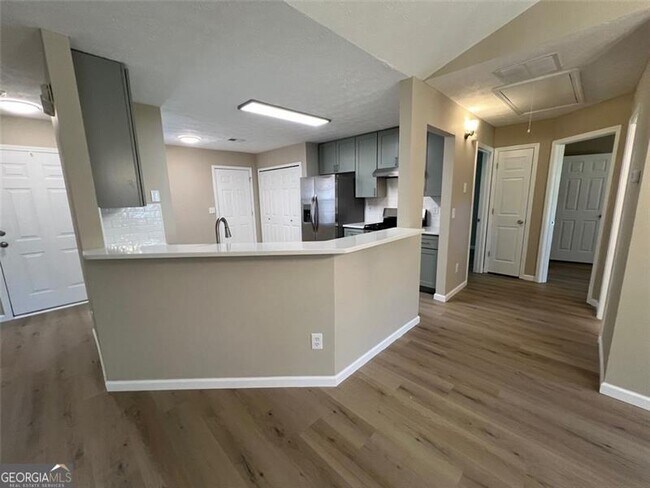 Building Photo - 2717 Lake Park Dr