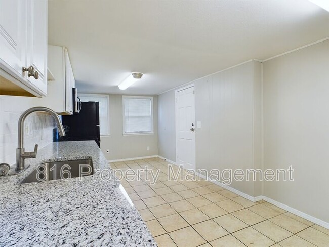 Building Photo - 3032 Elmwood Ave