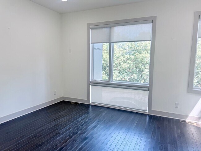Building Photo - 3 bedroom/3.5 baths/ 12th S
