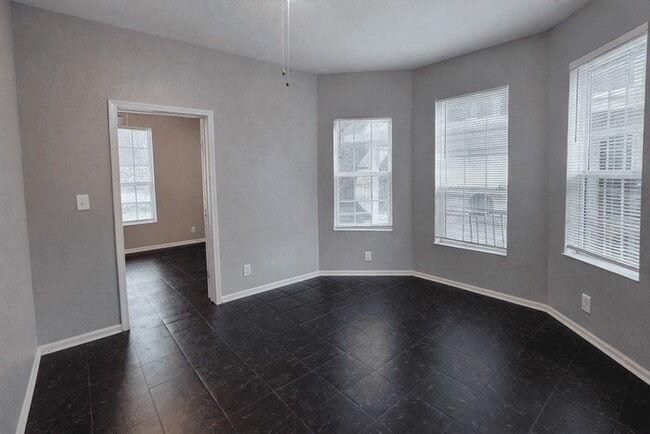 Building Photo - 511 W Cleveland St