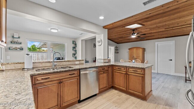 Building Photo - 375 Cherry Dr