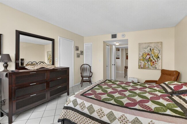 Building Photo - 1817 S Ocean Dr
