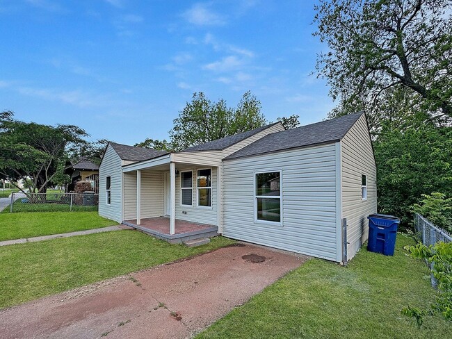 Building Photo - FOR RENT: Charming 2-Bedroom Home with a Versatile Bonus Room!