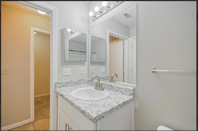 Building Photo - Fully renovated 3 BR/ 2 BA townhome off of Capital Park Circle