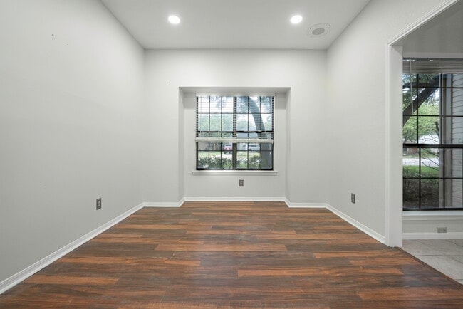 Building Photo - 903 Oaklands Dr