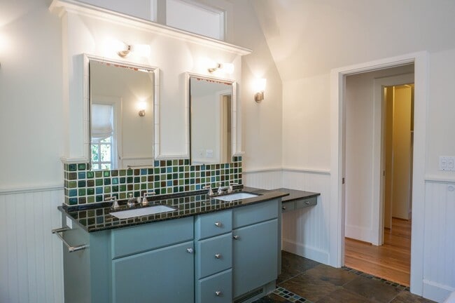 Building Photo - Dream Home in the Southwest Hills! Your Pa...