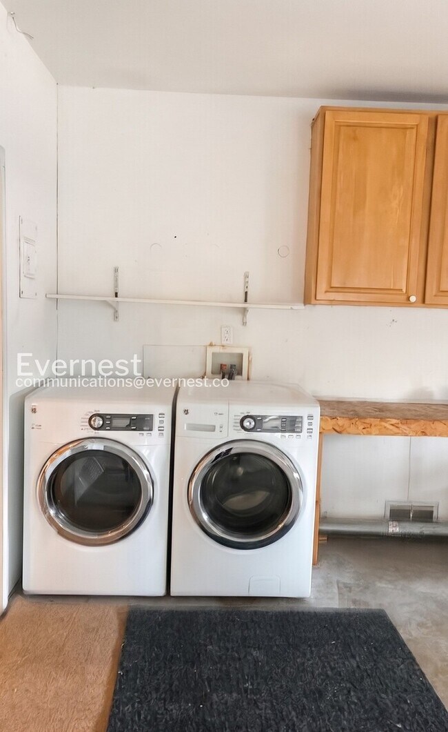 Building Photo - 3 Bed, 1 Bath Home with Fenced Yard & Garage / Available Now!