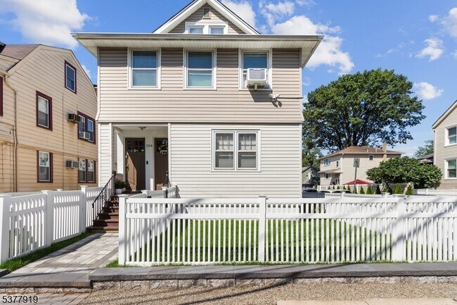 Primary Photo - 104 Walnut St