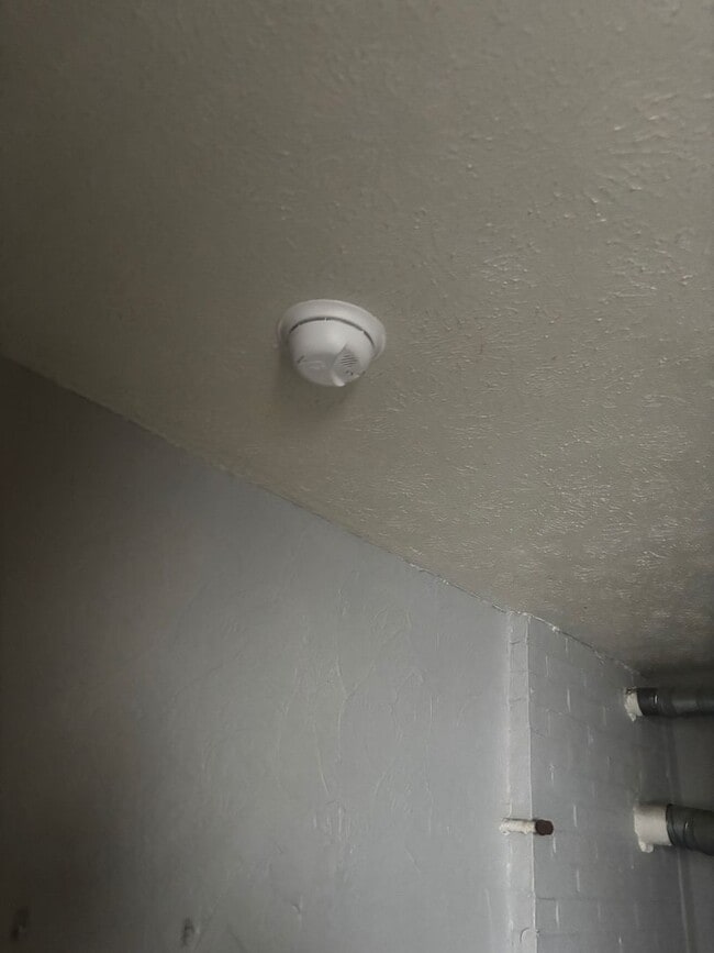 Building Photo - Charming 2-Bedroom Property in Prime Location